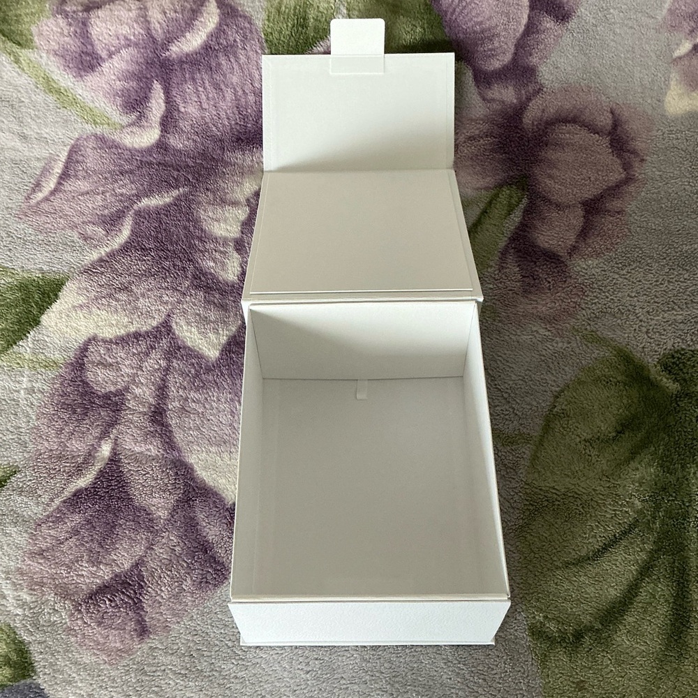 Dior Textured Gift Box - Picture 4 of 12